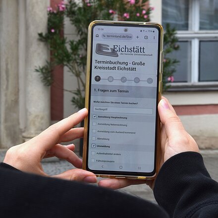 Mit dem neuen Online-Portal können künftig Termine im Einwohnermeldeamt der Stadt Eichstätt gebucht werden – das hat zahlreiche Vorteile für die Eichstätter/-innen. Foto: Sophie Fries